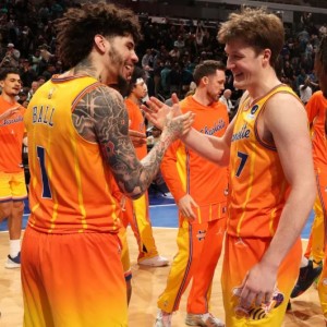 开云体育入口-我不装了！黄蜂今日战胜火箭，轰出一波8连胜