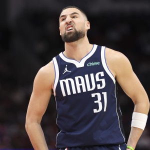 手感冰凉！克莱出战22分钟8中1仅得5分2板2助 三分6中1