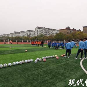 开云体育官方网站-苏超扬州队走进校园与小球员展开“绿茵交流”